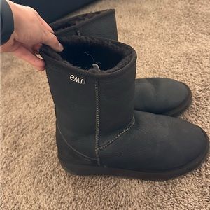 EMU Brown fuzzy boots